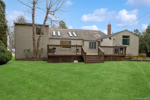 17 Dover Lane, Old Bethpage, NY 11804