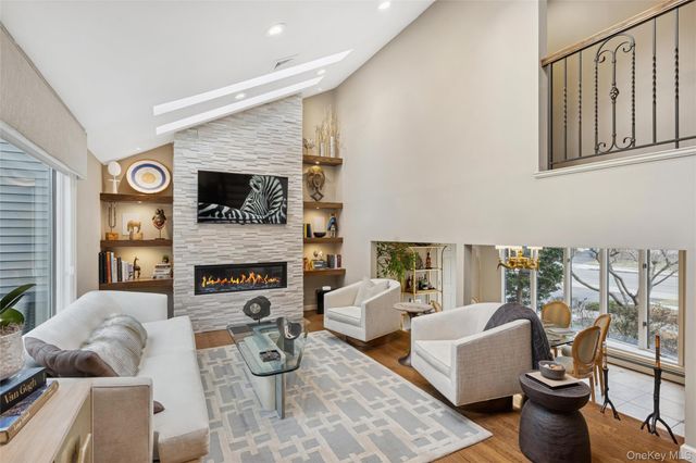 17 Dover Lane, Old Bethpage, NY 11804