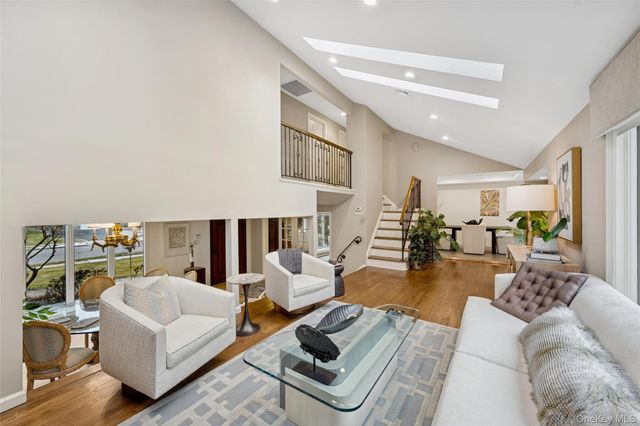 17 Dover Lane, Old Bethpage, NY 11804