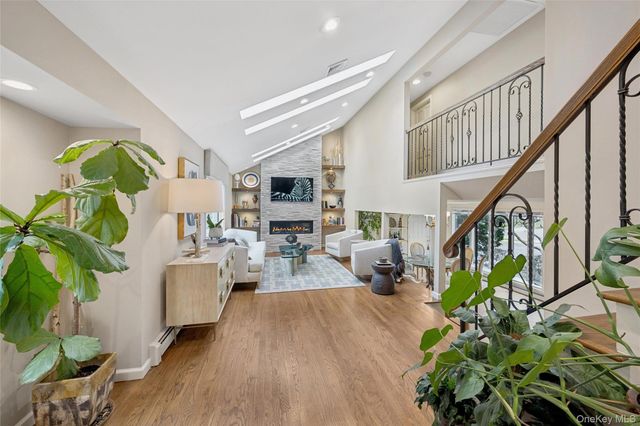 17 Dover Lane, Old Bethpage, NY 11804