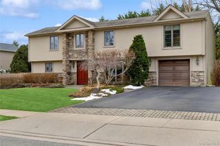 17 Dover Lane, Old Bethpage, NY 11804