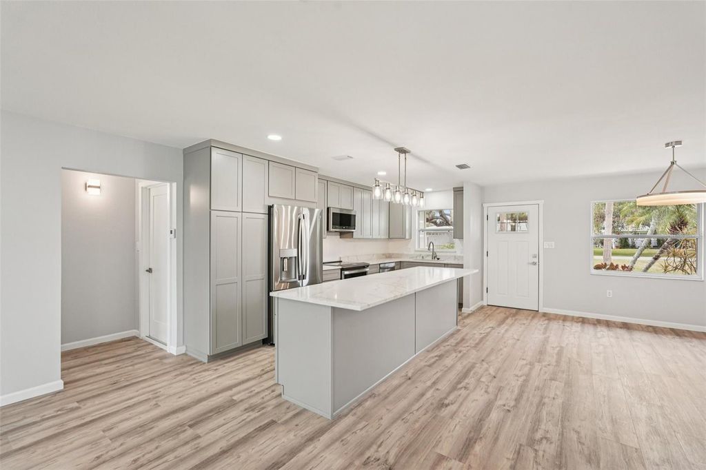 Image 11 of property listing at 342 SHORE DRIVE, Ellenton, FL 34222