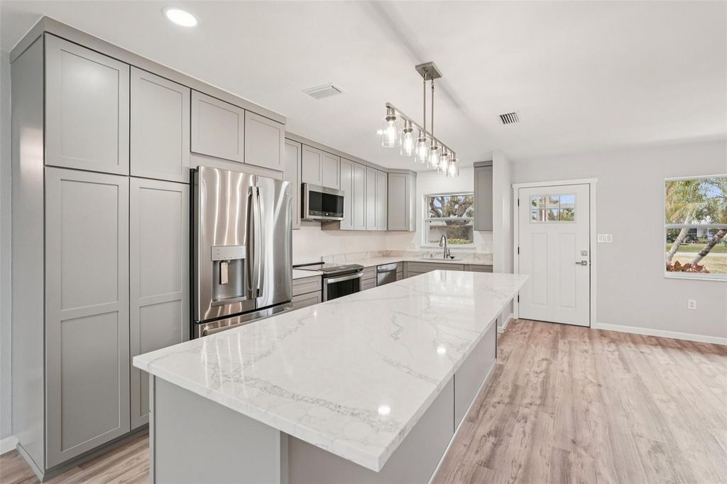 Image 12 of property listing at 342 SHORE DRIVE, Ellenton, FL 34222