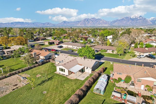 9270 S JANA LEE DR, West Jordan, UT 84088