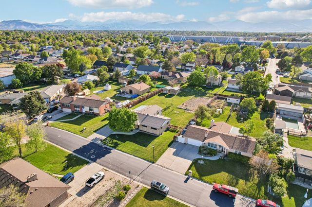 9270 S JANA LEE DR, West Jordan, UT 84088