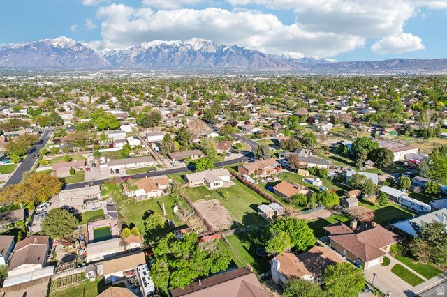 9270 S JANA LEE DR, West Jordan, UT 84088
