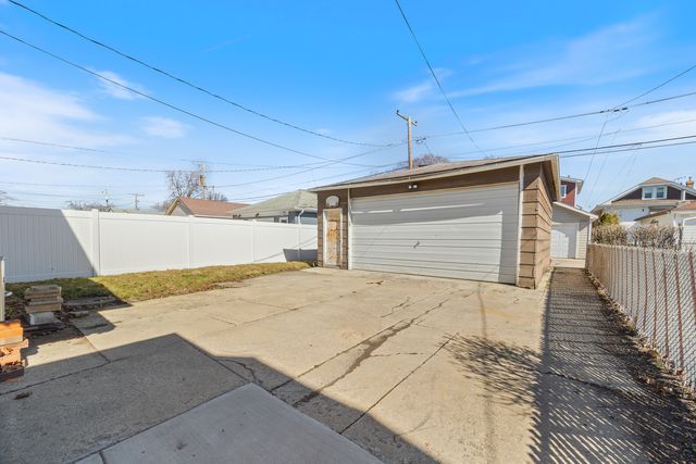 2431 Gunderson Avenue, Berwyn, IL 60402