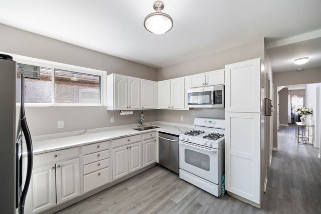 2431 Gunderson Avenue, Berwyn, IL 60402