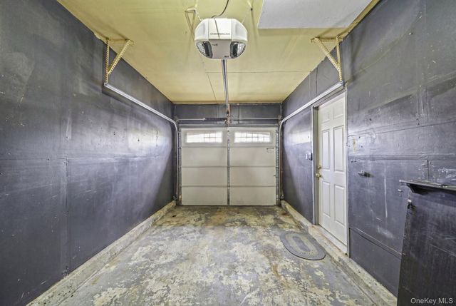 1 6th Street, Nesconset, NY 11767