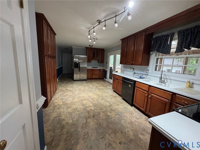 7358 Hill View Dr, Mechanicsville, VA 23111
