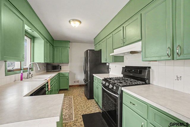 9816 Emmet Street, Omaha, NE 68134