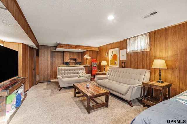 9816 Emmet Street, Omaha, NE 68134