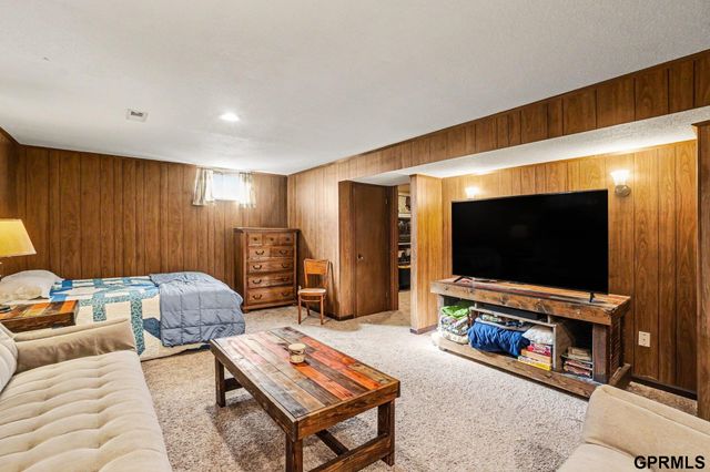 9816 Emmet Street, Omaha, NE 68134