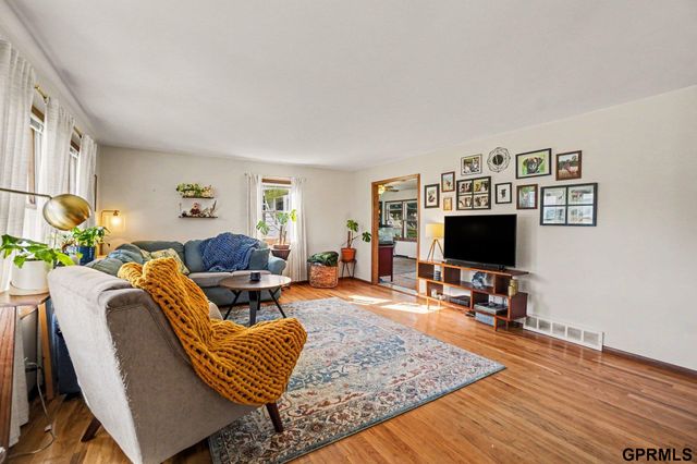 9816 Emmet Street, Omaha, NE 68134