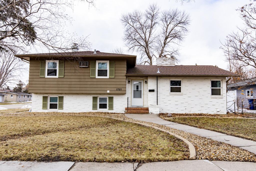 1721 16th Street S, Moorhead, MN 56560