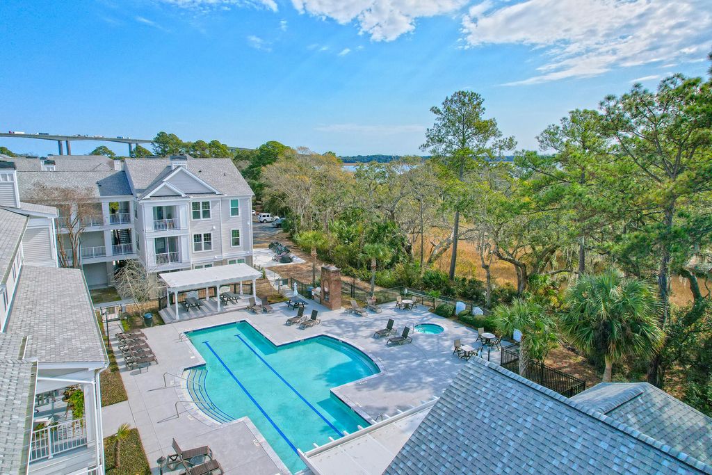 Image 13 of property listing at 130 River Landing Drive 3306, Daniel Island, SC 29492