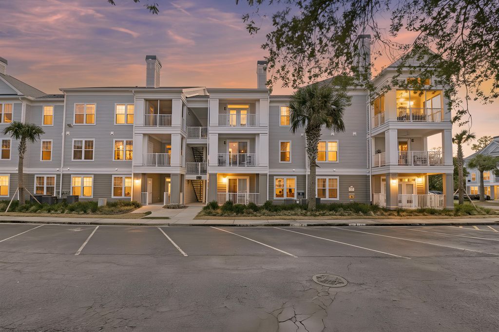 Image 4 of property listing at 130 River Landing Drive 3306, Daniel Island, SC 29492