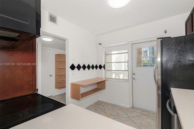 3181 S Ocean Dr 302, Hallandale Beach, FL 33009