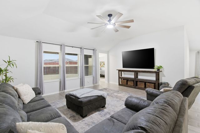 437 Falcon Way, Azle, TX 76020