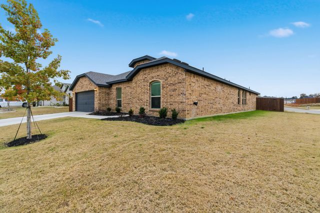 437 Falcon Way, Azle, TX 76020
