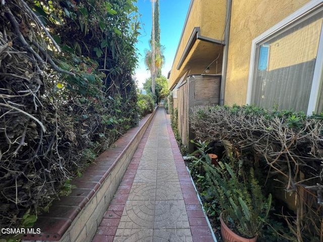 18617 Clark Street 4, Tarzana, CA 91356