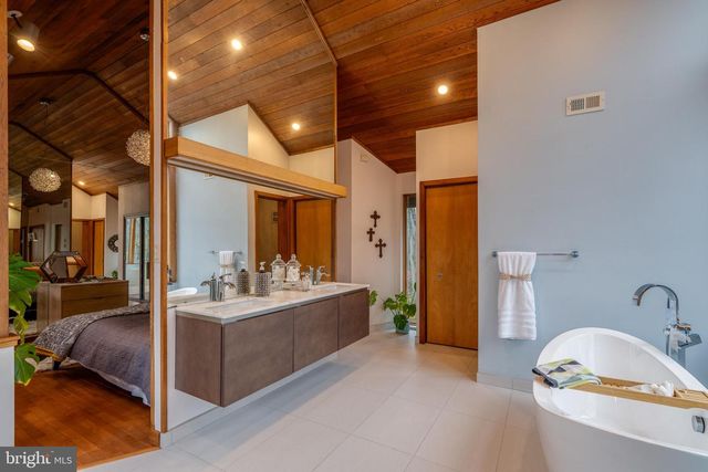 725 LAUREL RIDGE RD, Reinholds, PA 17569