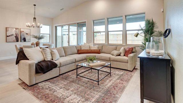 935 Talus Way S, Madera, CA 93636