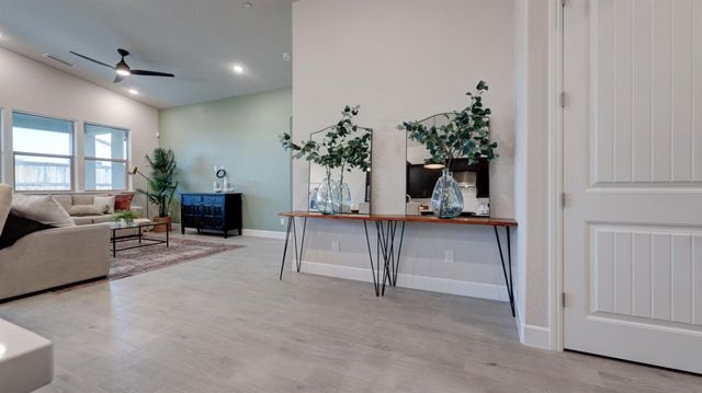 935 Talus Way S, Madera, CA 93636