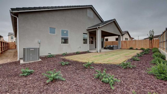 935 Talus Way S, Madera, CA 93636