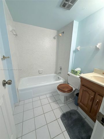 114 Royal Park Drive 3H, Oakland Park, FL 33309