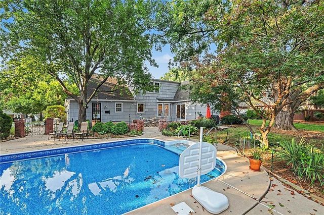 3518 W 100th Terrace, Leawood, KS 66206