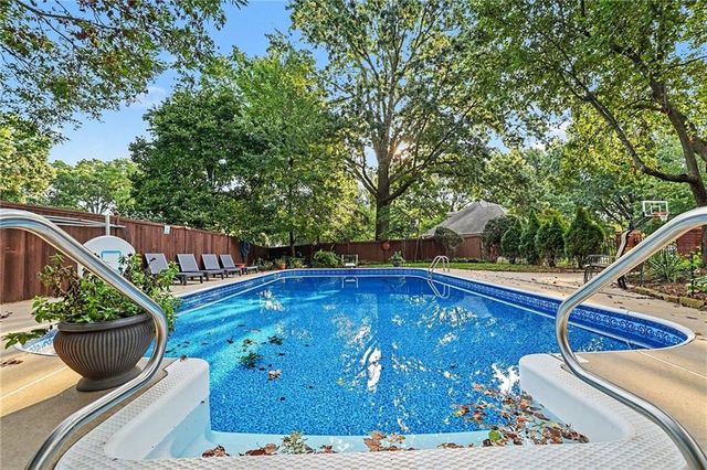 3518 W 100th Terrace, Leawood, KS 66206