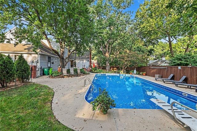3518 W 100th Terrace, Leawood, KS 66206