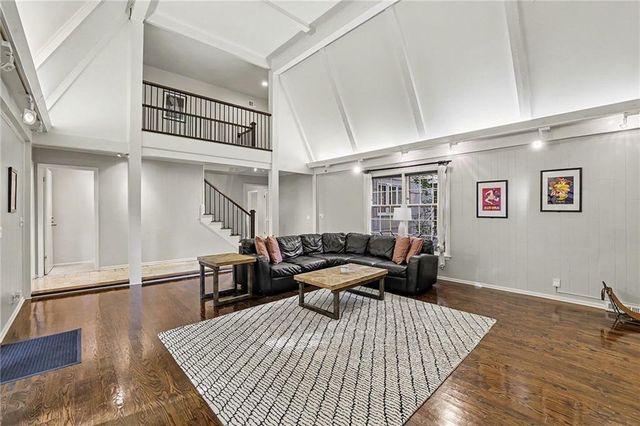 3518 W 100th Terrace, Leawood, KS 66206