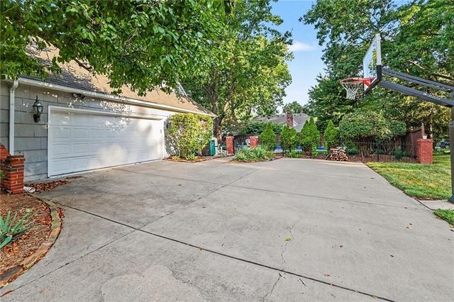 3518 W 100th Terrace, Leawood, KS 66206
