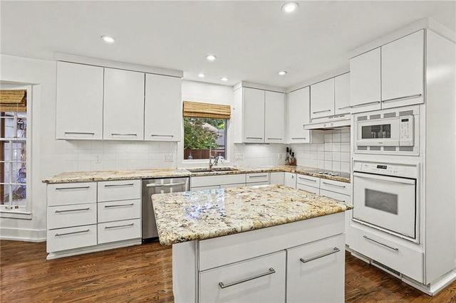 3518 W 100th Terrace, Leawood, KS 66206