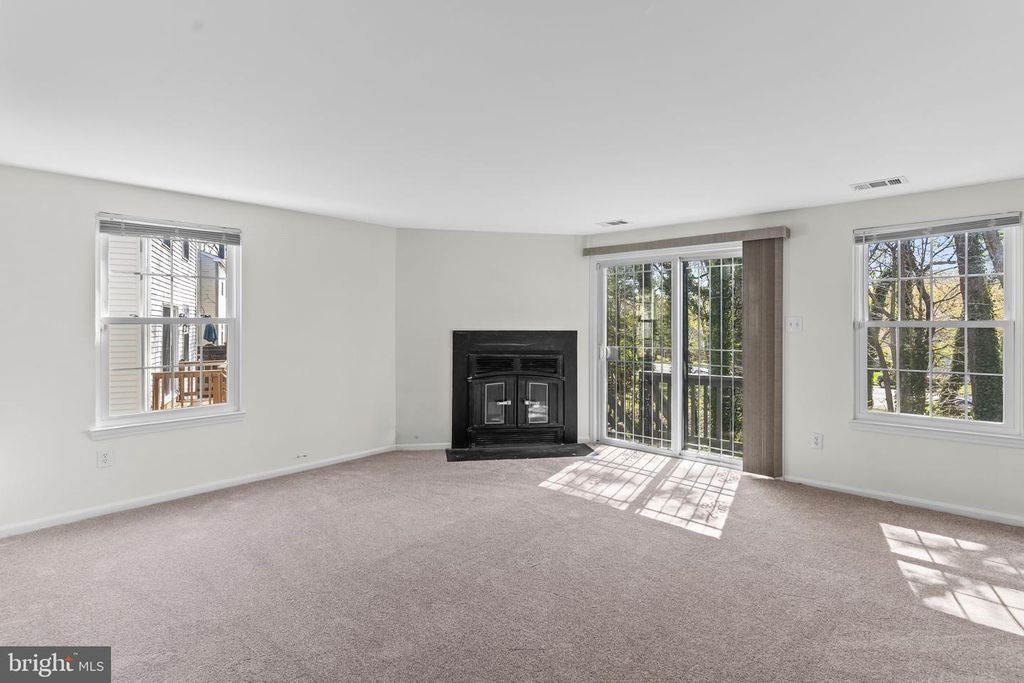 Image 5 of property listing at 246 RED JADE DR #13-5, Upper Marlboro, MD 20774