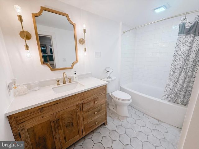 101 W OAK AVE, Moorestown, NJ 08057