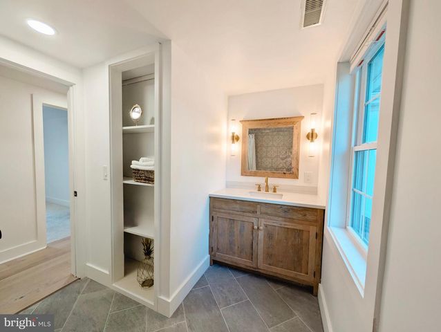 101 W OAK AVE, Moorestown, NJ 08057