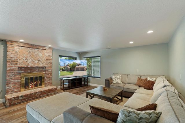 230 River Oaks Dr, Lodi, CA 95240