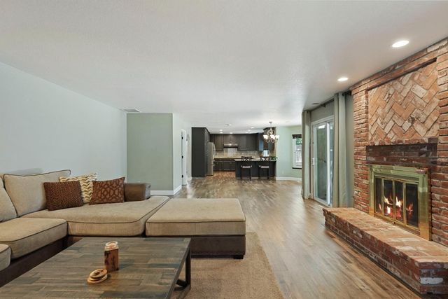 230 River Oaks Dr, Lodi, CA 95240