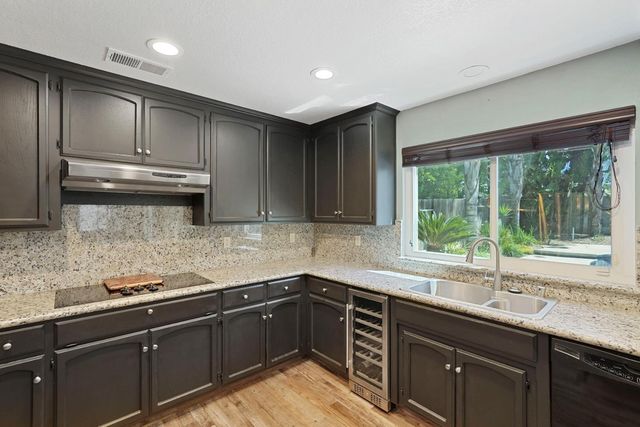 230 River Oaks Dr, Lodi, CA 95240