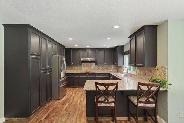 230 River Oaks Dr, Lodi, CA 95240