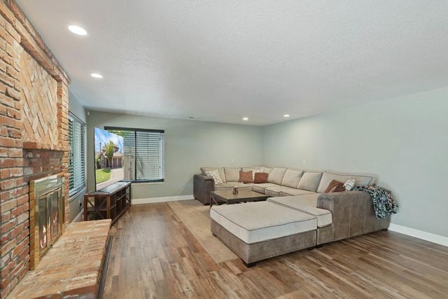 230 River Oaks Dr, Lodi, CA 95240