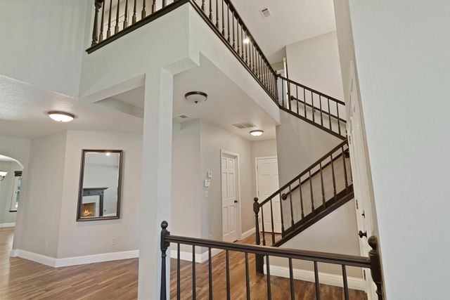 230 River Oaks Dr, Lodi, CA 95240