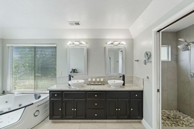 230 River Oaks Dr, Lodi, CA 95240