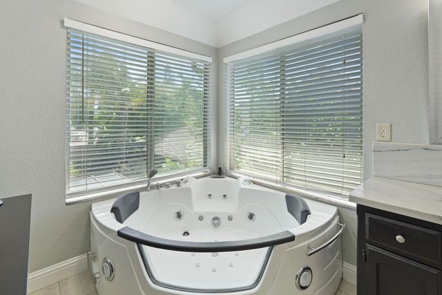 230 River Oaks Dr, Lodi, CA 95240