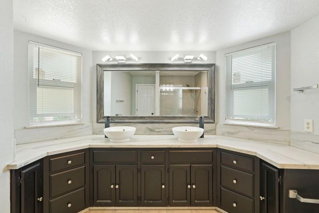 230 River Oaks Dr, Lodi, CA 95240