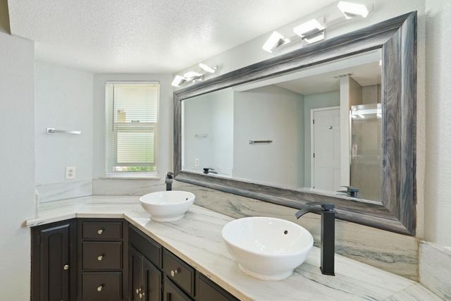 230 River Oaks Dr, Lodi, CA 95240