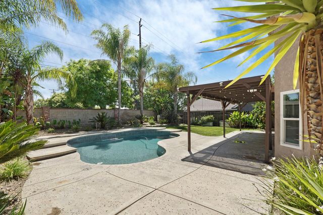 230 River Oaks Dr, Lodi, CA 95240